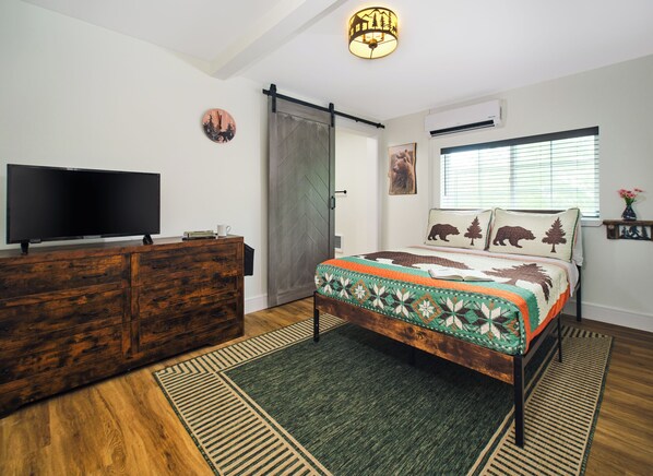Wilderness Room | Iron/ironing board, free WiFi