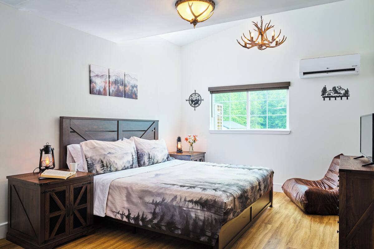 Mountain Room, Private Bath | Iron/ironing board, free WiFi