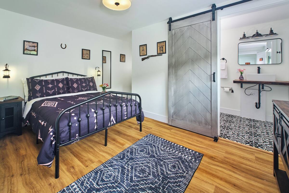 Outlaw Room | Iron/ironing board, free WiFi