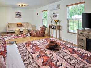 Famous Horse Room | Iron/ironing board, free WiFi