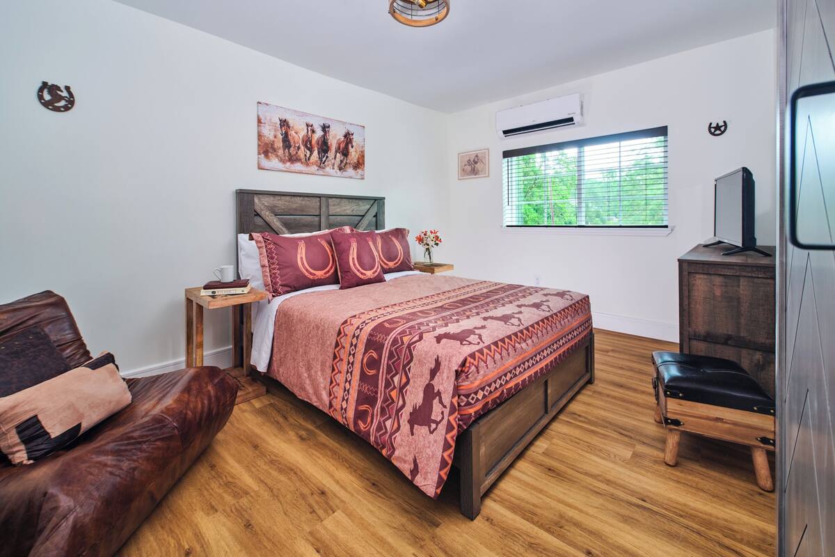 Tack Room | Iron/ironing board, free WiFi