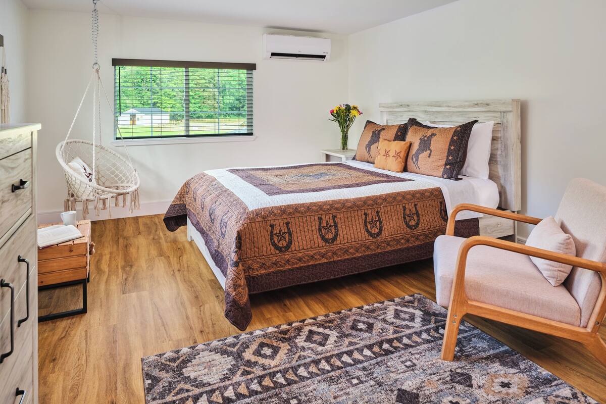 Roping Room | Iron/ironing board, free WiFi