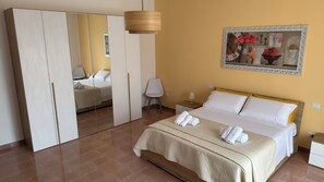 2 室のベッドルーム、アイロン / アイロン台、WiFi (無料)、ベッドシーツ