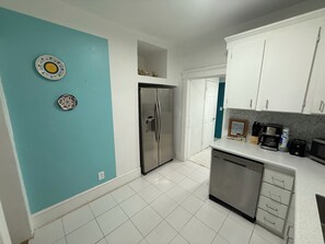 Microondas, horno, parrilla de estufa y lavavajillas 