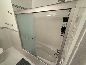 Dusj, boblebad, håndklær og såpe