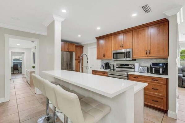 Batterie de cuisine, vaisselle et ustensiles, serviettes en papier