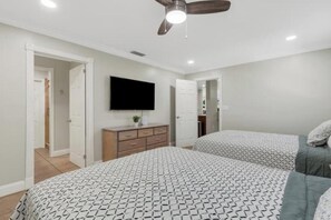 4 bedrooms, WiFi, bed sheets - Siesta Key Fun at the Sea for 14 (Sarasota)