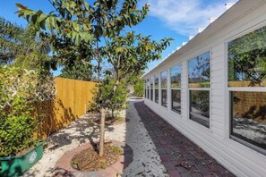 Property grounds - Siesta Key Fun at the Sea for 14 (Sarasota)