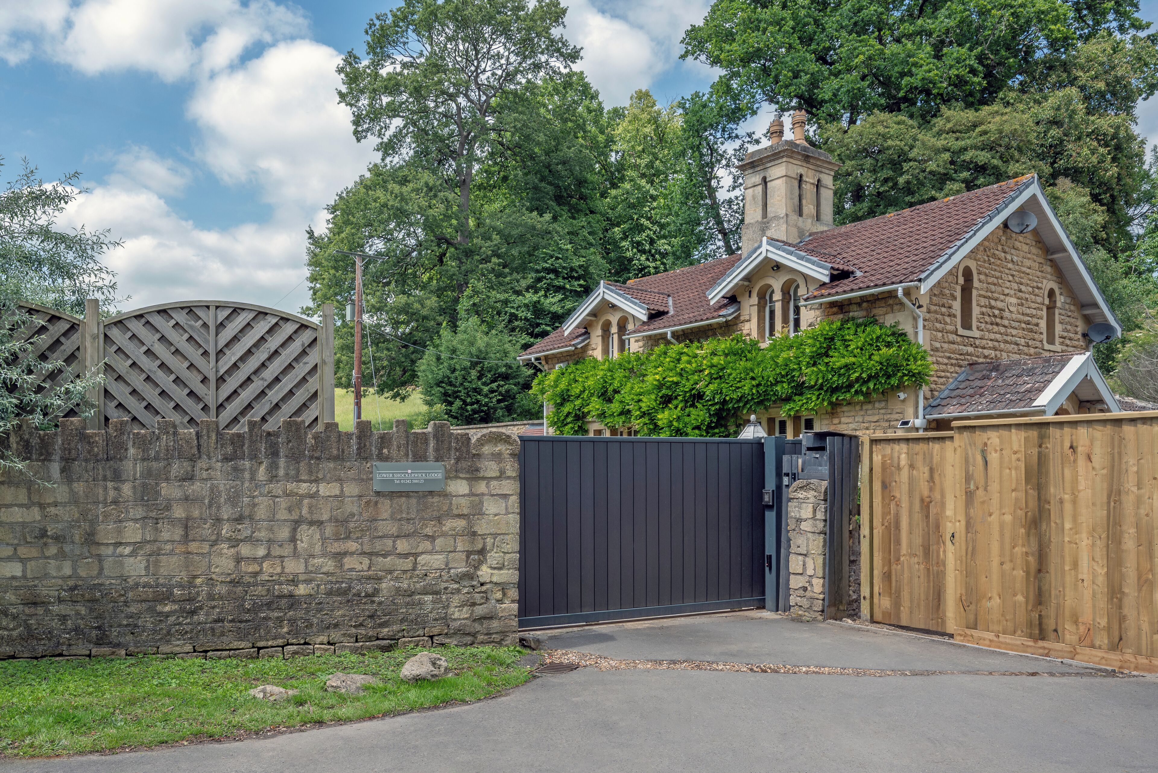 Vista frontal de la propiedad