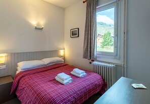 Basic Double Room, Mountain View | Free WiFi - Hotel les Aravis (Saint-Jean-de-Sixt)