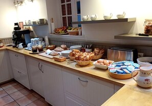 Bữa sáng buffet hàng ngày với phụ phí nhỏ 
