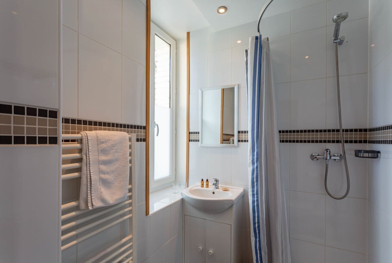 Basic Double Room, Mountain View | Bathroom | Shower, free toiletries, hair dryer, towels
