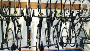 Un soporte de bicicleta montado en la pared con varias bicicletas.