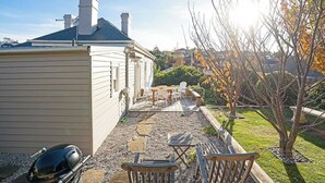 Outdoor dining - Rose Cottage Charming Haven near CBD and Waterfront (North Hobart)