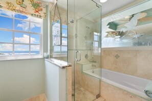 Dusche, Haartrockner, Handtücher