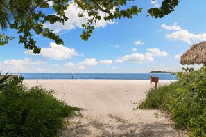 På stranden