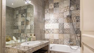 Hårtørrer, håndklæder, Sæbe, Toiletpapir