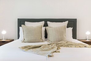 5 bedrooms, desk, iron/ironing board, travel cot