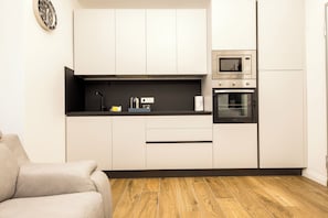 Appartement, 3 chambres, 2 salles de bains | Cuisine privée | Réfrigérateur, four à micro-ondes, un four, surface de cuisson