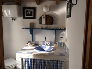 Haartrockner, Handtücher, Seife, Toilettenpapier