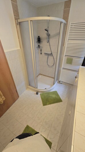 Douche, sèche-cheveux, serviettes fournies, papier toilette