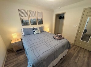 3 chambres, bureau, fer et planche à repasser, lit parapluie