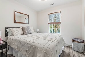 3 bedrooms, desk, iron/ironing board, travel crib - Reid Cottage |3Bd/2Bth Ranch |King Beds |Sleeps 8 (Charlotte)