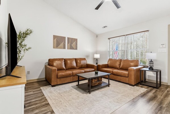 TV, books - Reid Cottage |3Bd/2Bth Ranch |King Beds |Sleeps 8 (Charlotte)