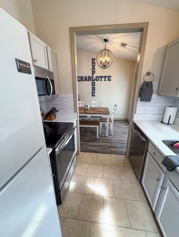 Réfrigérateur, micro-ondes, four, plaque de cuisson