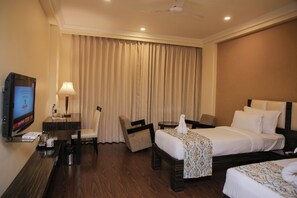 Junior Suite, Balcony | Desk, laptop workspace