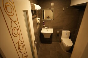 Håndklær, såpe, sjampo og toalettpapir