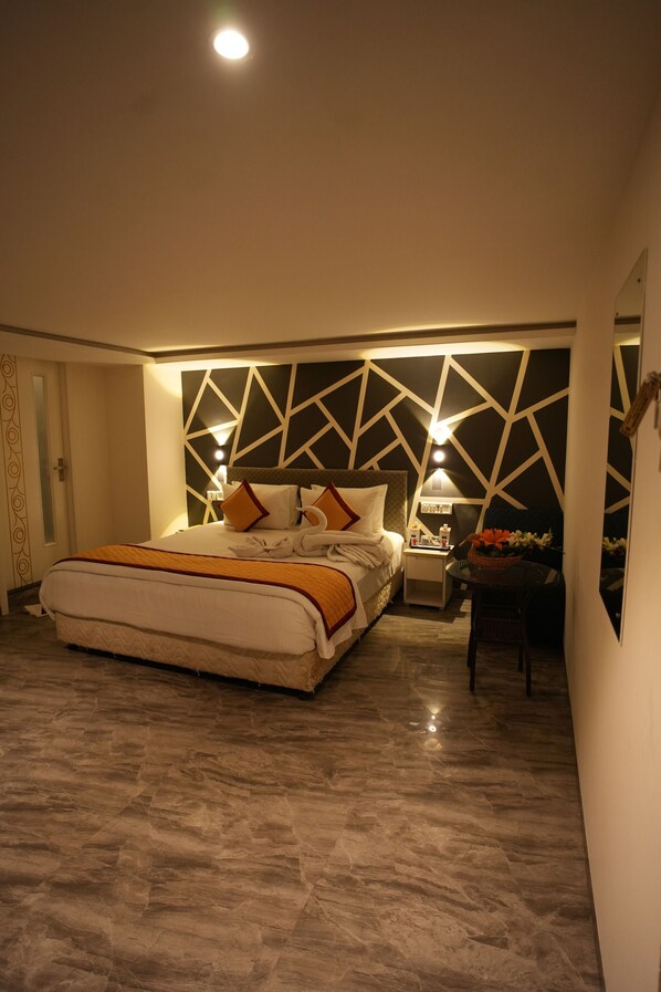 Desk, laptop workspace - Citrus Classic Mambakkam Chennai (Tirupporur)