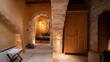 Suite | Iron/ironing board, free WiFi