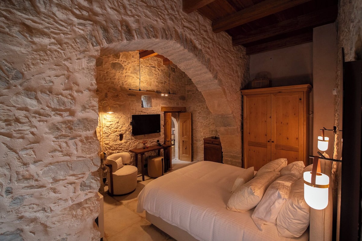 Superior Suite | Iron/ironing board, free WiFi