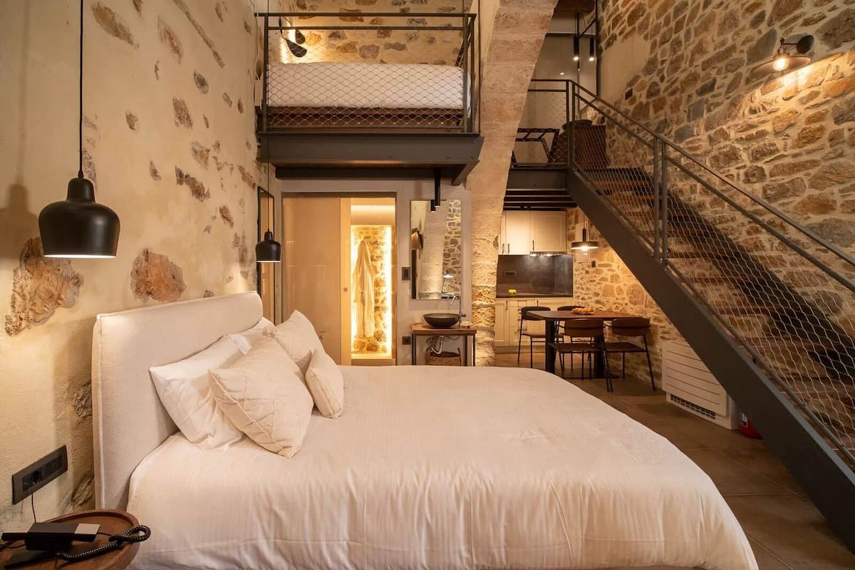 Deluxe Suite | Iron/ironing board, free WiFi