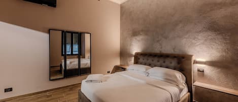 Luxury Suite | Desk, soundproofing, free WiFi