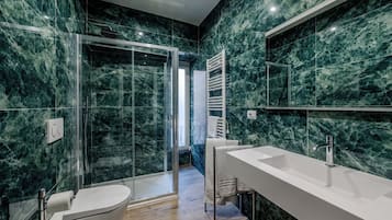 Doccia, asciugacapelli, asciugamani, sapone