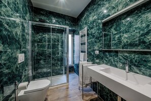 ฝักบัว, ไดร์เป่าผม, ผ้าเช็ดตัว, สบู่