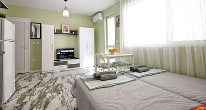 Mint Funny Condo Varna / Free Parking /Minutes from Varna beach