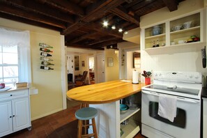 Fridge, microwave, oven, stovetop - Historic colonial, a short walk to downtown and the beaches! (East Lyme)