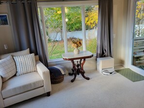 Smart-TV, peis, DVD-spiller og bøker