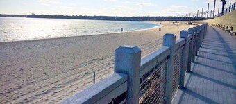 Historic colonial, a short walk to downtown and the beaches!