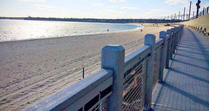 Historic colonial, a short walk to downtown and the beaches!