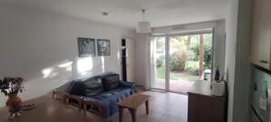 Télévision, baby-foot, table de tennis de table