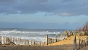 A beach with a wooden fence and a sandy area. - Apartment in Landes for 6/7 persons, pet friendly (Ondres)
