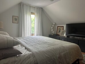 5 bedrooms, desk, iron/ironing board, free WiFi