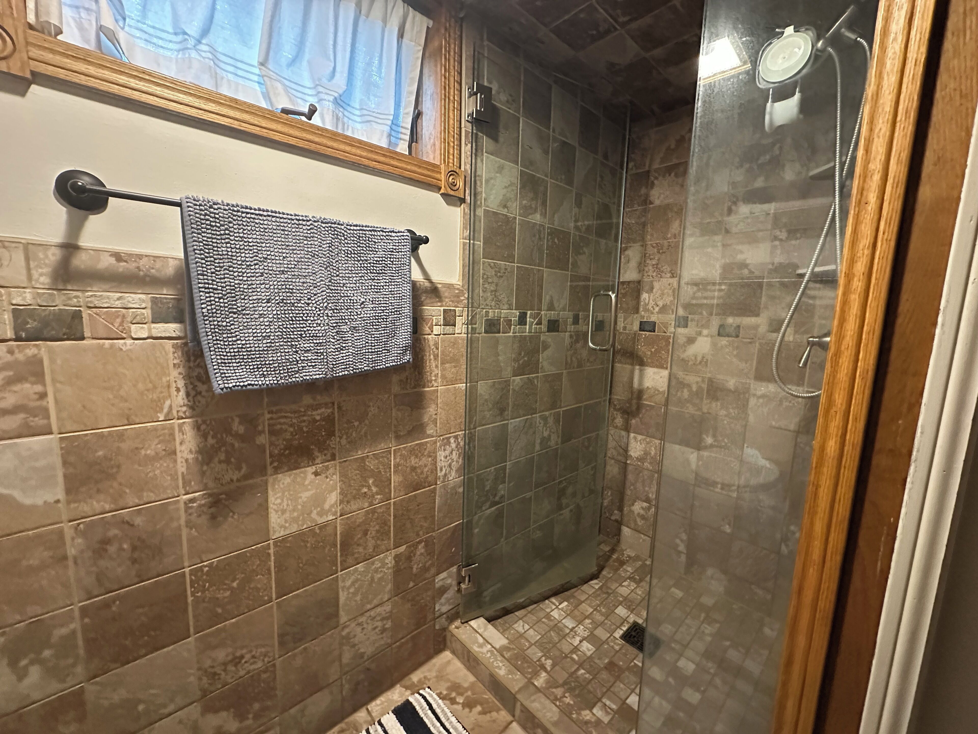 Douche, sèche-cheveux, serviettes fournies, savon