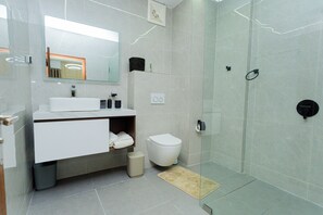 Dusche, Haartrockner, Handtücher, Seife