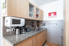 Fridge, microwave, oven, coffee/tea maker
