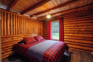 4 bedrooms, WiFi, bed sheets, wheelchair access - Serene Log Getaway with Hot Tub, Trails, Fireplace (Saint-Léonard-de-Portneuf)